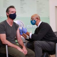 Publicaciones virales hacen afirmaciones infundadas después de que Newsom recibe la vacuna de refuerzo contra el COVID-19