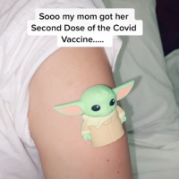 Videos de imanes en el brazo vuelven a encender acusaciones ficticias sobre microchips en vacunas