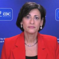 Conservadores promueven video editado de comentarios de la directora de los CDC sobre la efectividad de las vacunas contra COVID-19