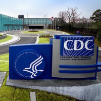 Publicaciones afirman falsamente que un funcionario de los CDC admitió que las vacunas contra el COVID-19 causan ‘enfermedades debilitantes’