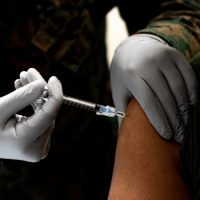 Últimos datos de los CDC: Los adultos no vacunados tienen 97 veces más probabilidades de morir de COVID-19 que los adultos con dosis de refuerzo