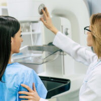 Video en español hace afirmaciones engañosas sobre las mamografías