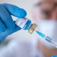 No se ha demostrado que las vacunas contra el COVID-19 causen ‘turbo cáncer’