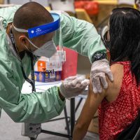 Aseguradoras sí brindan cobertura a vacunados contra el COVID-19